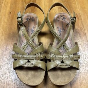BareTraps Women’s Cream and Tan Sandals Casual Comfort Size 8M